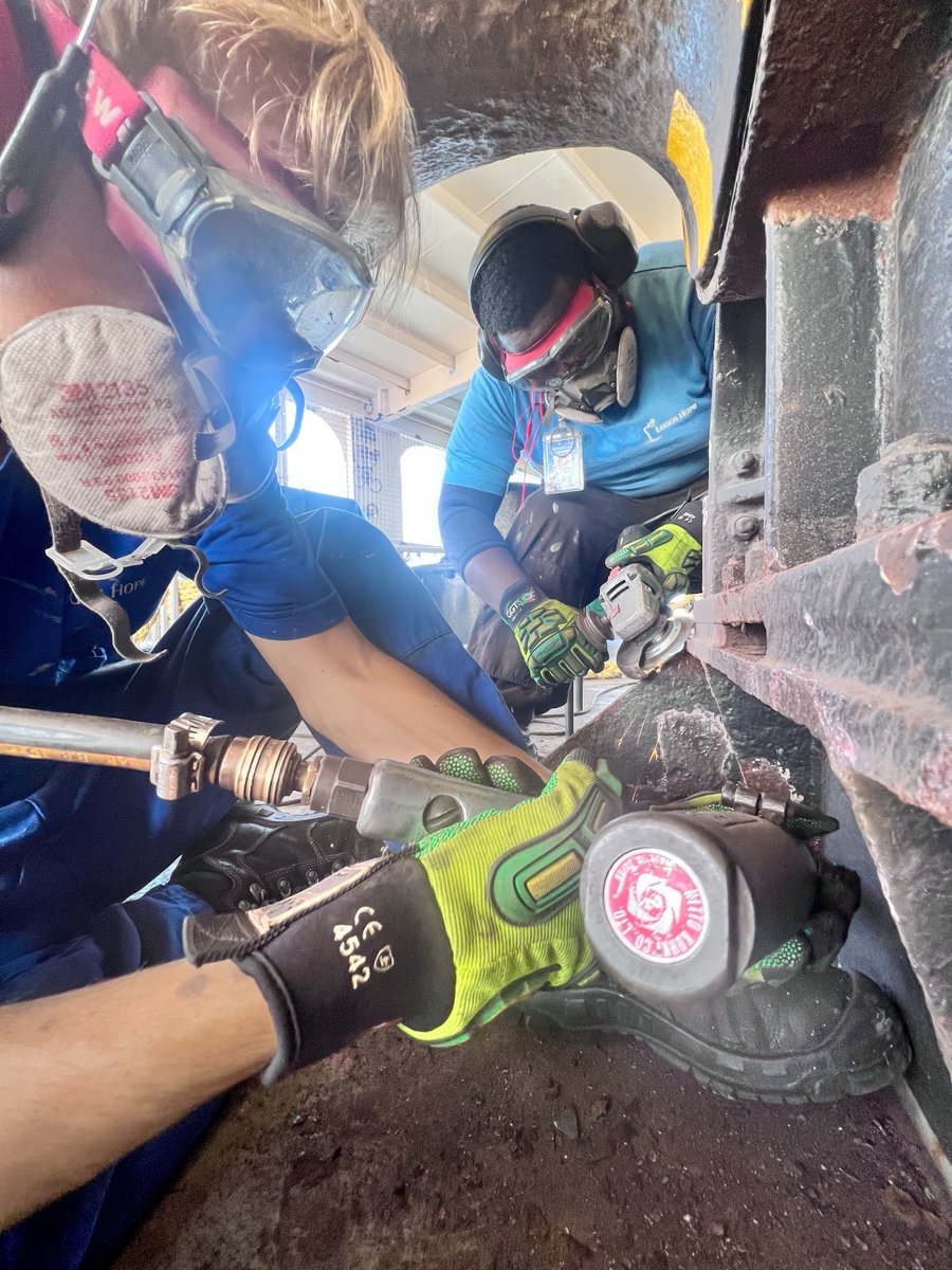 logoshope's tweet image. Deck Department at work in Dubai! ⚒️
During this time the deck department work on hammering, needle gunning, wire brushing and painting! Work has already been done on both of the winches in AFT mooring station and the floor on deck 9.