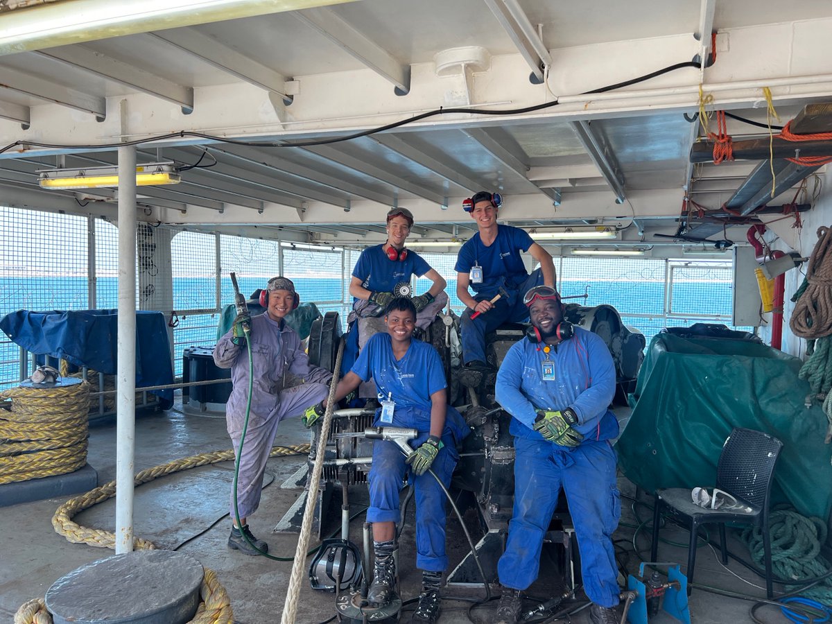 logoshope's tweet image. Deck Department at work in Dubai! ⚒️
During this time the deck department work on hammering, needle gunning, wire brushing and painting! Work has already been done on both of the winches in AFT mooring station and the floor on deck 9.