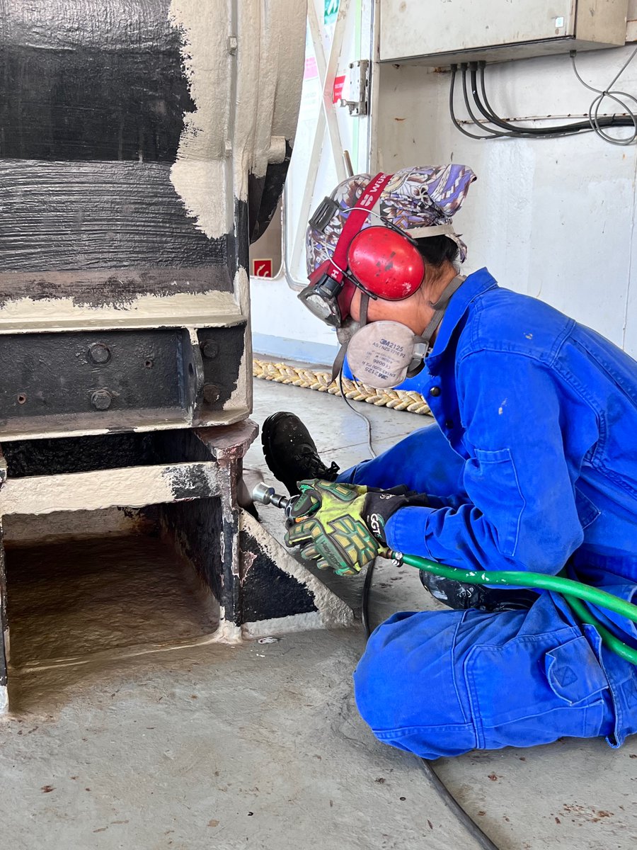 logoshope's tweet image. Deck Department at work in Dubai! ⚒️
During this time the deck department work on hammering, needle gunning, wire brushing and painting! Work has already been done on both of the winches in AFT mooring station and the floor on deck 9.