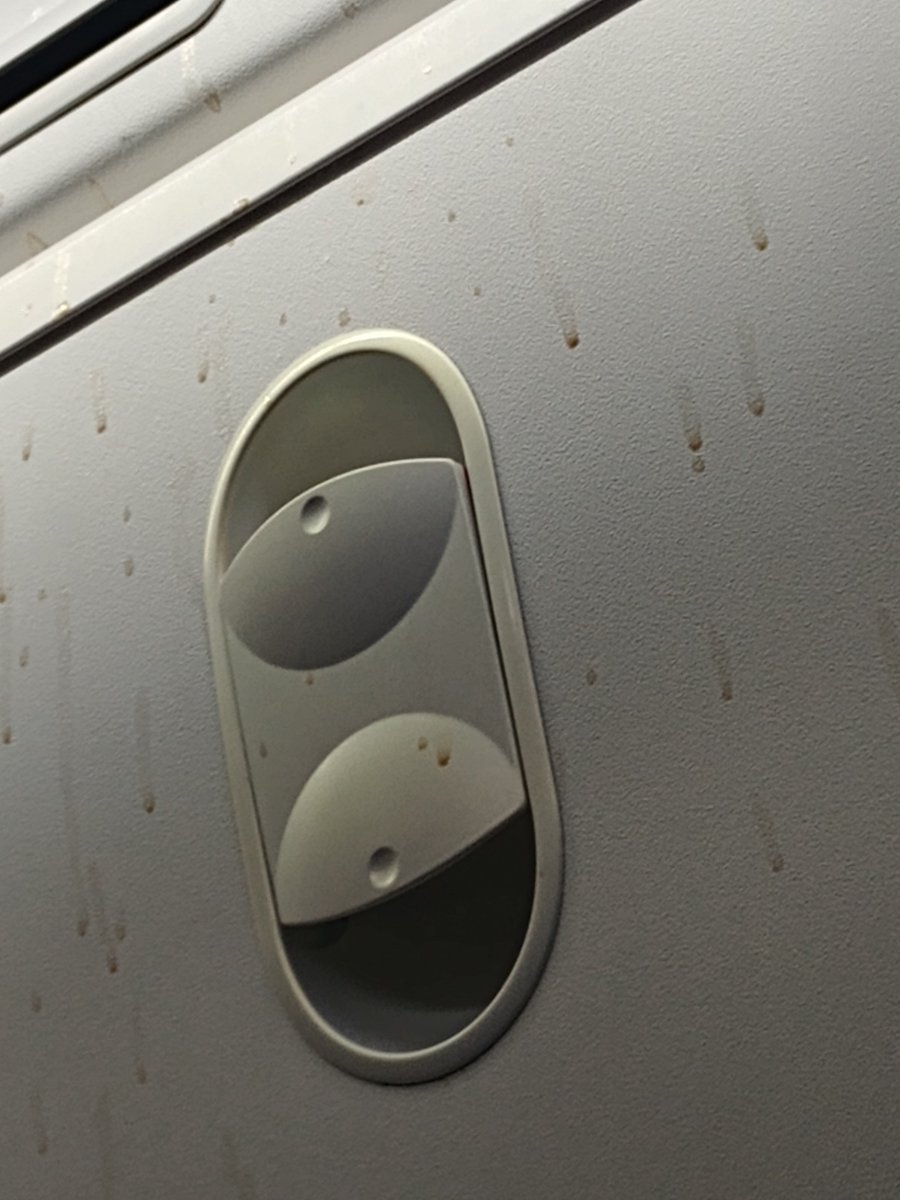 mbsysmx's tweet photo. @Juanpmvi @Aeromexico @multimediostv @licmariajulia @mileniotv @Aeromexico @multimediostv que miedo es volar con Aeromexico y sus aviones sin mantenimiento, vuelo Mexico Japón AM57 volando de pie porque el asiento sin respaldo con lo que representa el riesgo de seguridad con 20 horas de retraso. https://t.co/R5zcSJrhXP