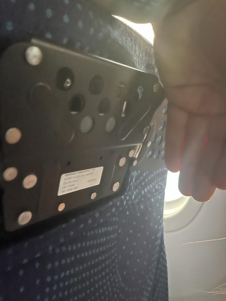 mbsysmx's tweet photo. @Juanpmvi @Aeromexico @multimediostv @licmariajulia @mileniotv @Aeromexico @multimediostv que miedo es volar con Aeromexico y sus aviones sin mantenimiento, vuelo Mexico Japón AM57 volando de pie porque el asiento sin respaldo con lo que representa el riesgo de seguridad con 20 horas de retraso. https://t.co/R5zcSJrhXP