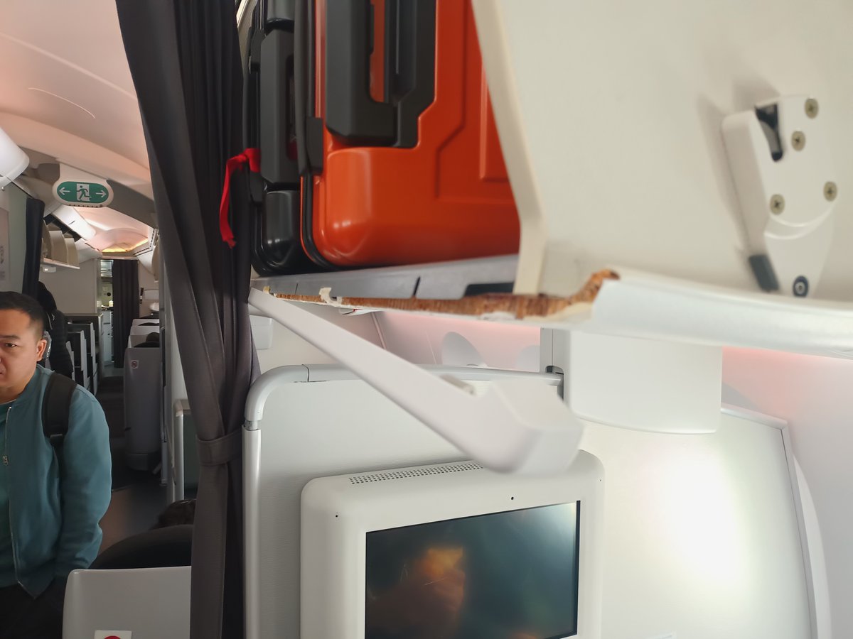 mbsysmx's tweet photo. @Juanpmvi @Aeromexico @multimediostv @licmariajulia @mileniotv @Aeromexico @multimediostv que miedo es volar con Aeromexico y sus aviones sin mantenimiento, vuelo Mexico Japón AM57 volando de pie porque el asiento sin respaldo con lo que representa el riesgo de seguridad con 20 horas de retraso. https://t.co/R5zcSJrhXP