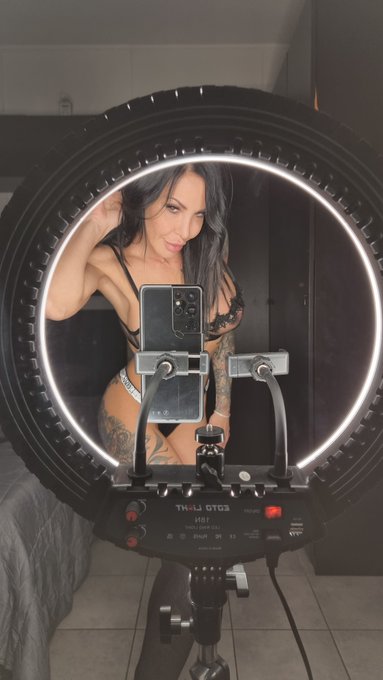 Vuoi vedere tutti i miei video inediti? ..se sei un'amante dell'anale e dei deepthroat devi unirti ai