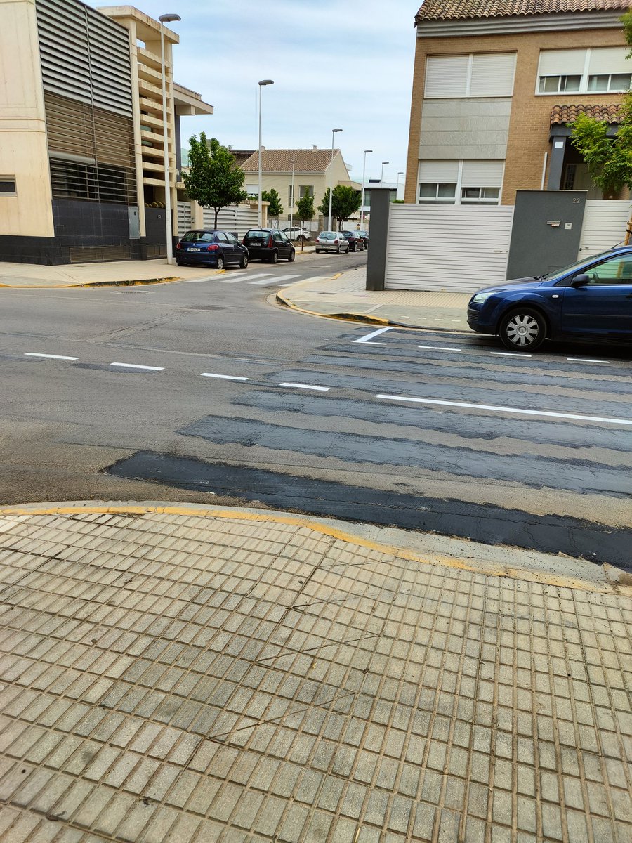 chorche1980's tweet photo. @Ajunt_Paiporta después de una vida cruzando por aquí nos lo quitas para aparcar!!! Esto no el juego de los Sims https://t.co/cPUWiBYgQA