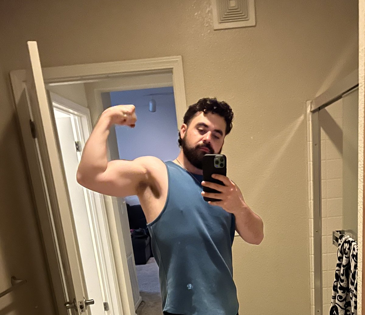 TylerrPine's tweet photo. It’s tough getting up early and going to the gym. I fall out of the routine sometimes, but the pic on the left is a reminder on why I started. If anyone is struggling with starting, tired, or doubting if it’s worth it…I promise you that it is. Keep goin’ 💪❤️
260 ⏩ 205 (pr) https://t.co/UbC2KoQ2qT