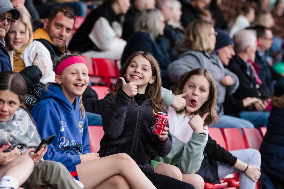 Over 𝟒𝟎𝟎 of you made the trip to Aggborough last night! ❤️

Big thank you to everyone for their support. 👏🏻👏🏻👏🏻

#Harriers 🦅 | 📸 <a href="/PaulHickeyPhot1/">Paul Hickey Photography</a>