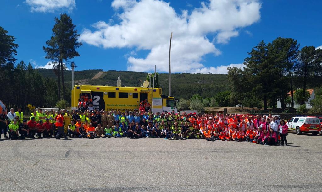 JuntaEx112's tweet photo. 🦺Imagen de todas las personas intervinientes #hoy en #SimulacroTransfronterizo   #Valkyries_2023 #SpainPortugalFireDrill 🦺

🦺#ValenciadeAlcantara,#Marvao https://t.co/Wqv0g6AWYx