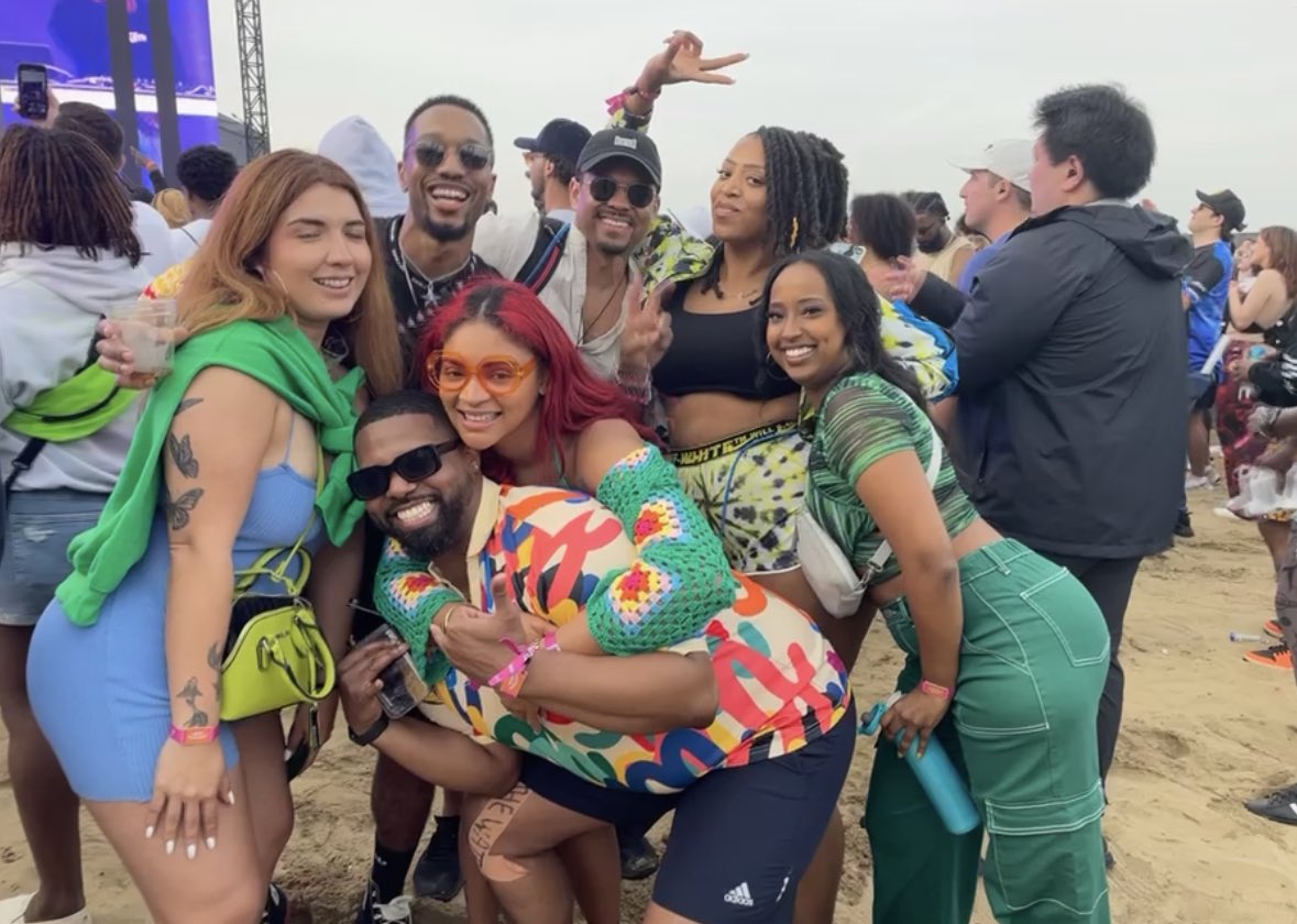 Chabooboo3's tweet photo. #SITW Day Two ✌🏾 with the crew 🥰🥳🤩 #offwhite #onSand 😝 https://t.co/wKZewXXGYE