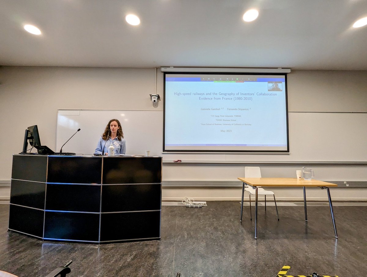 Jour 1 - Après midi.
Gabrielle Gambuli (Thema - Univ. Cergy) présente son travail sur "High speed trains and the geography of inventors' collaboration : evidence from France". <a href="/GambuliG/">Gabrielle Gambuli</a> <a href="/ACDDConference/">ACDD Conference</a>