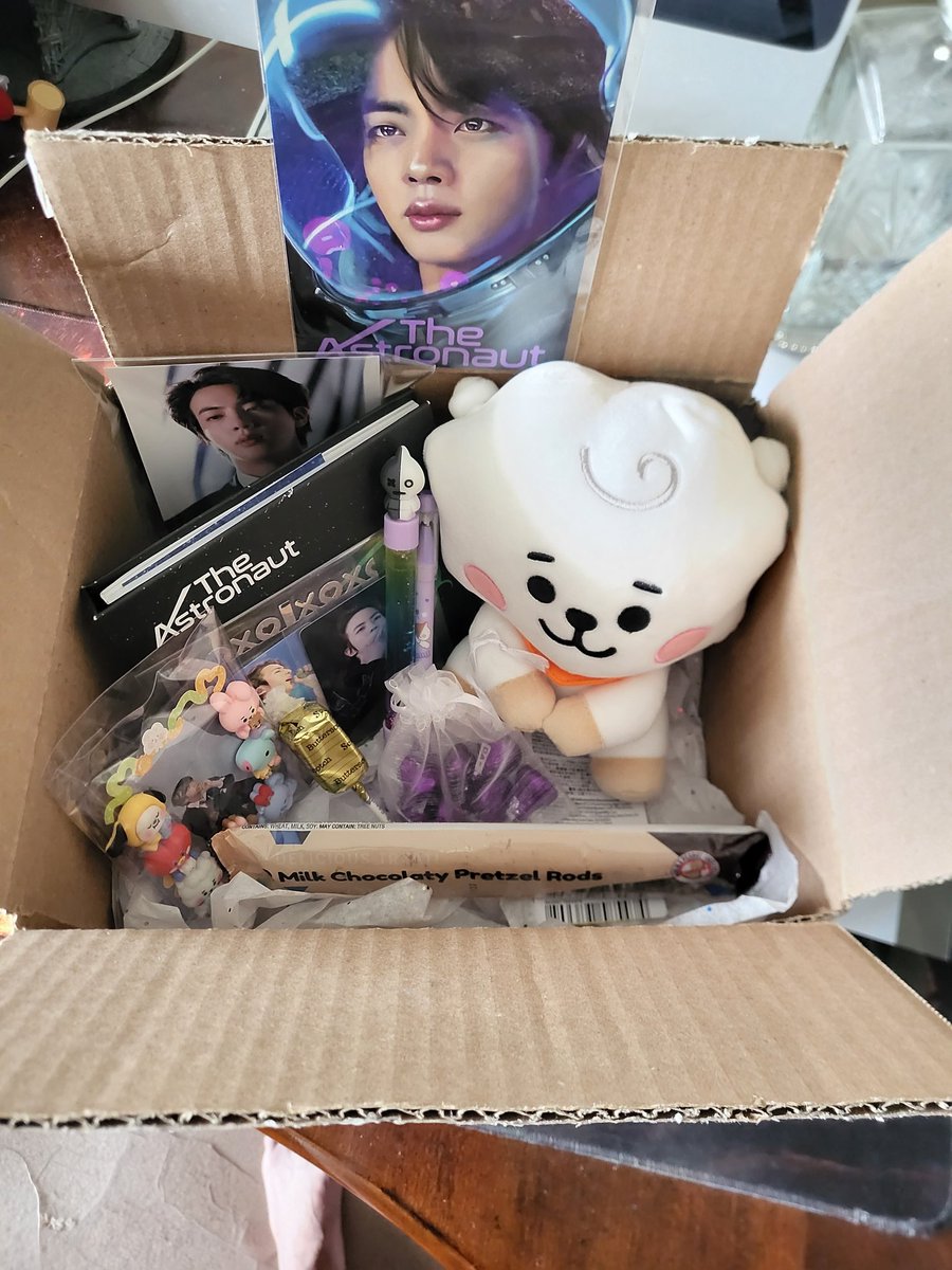 Angelina_BTS_V's tweet photo. Jin Box GA (US only)
Ends May 6 💜
Rules:
-mbf
-lk &amp; rt
-tag moot
-comment fav Jin pic/gif 💜 https://t.co/2WRYj7gjQV