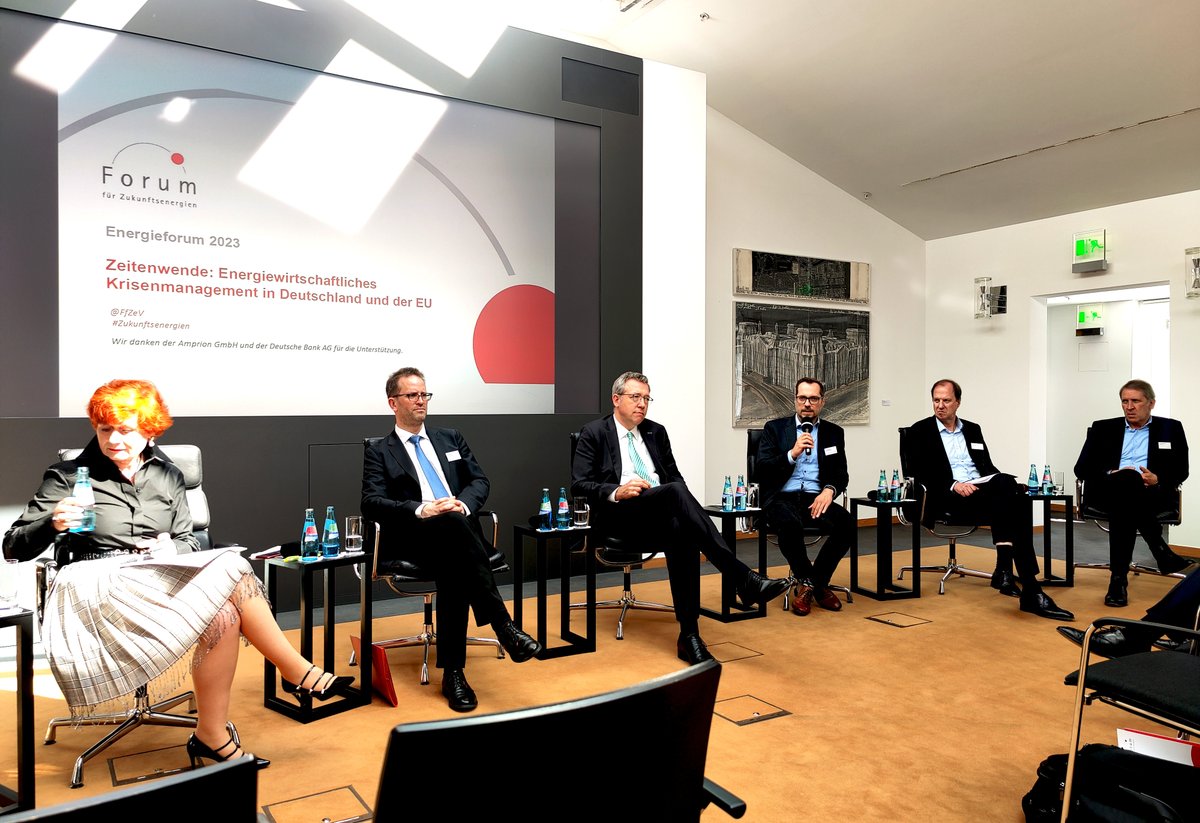 Was haben #Politik und #Energiewirtschaft in 1 Jahr Krisenmanagement gelernt? Droht uns im nächsten Winter (erneut) eine #Gasmangellage oder ist die #Versorgungssicherheit gewährleistet? 
Die Antworten zu diesen &amp; weiteren Fragen gibt es hier ⬇️⬇️⬇️
linkedin.com/feed/update/ur…