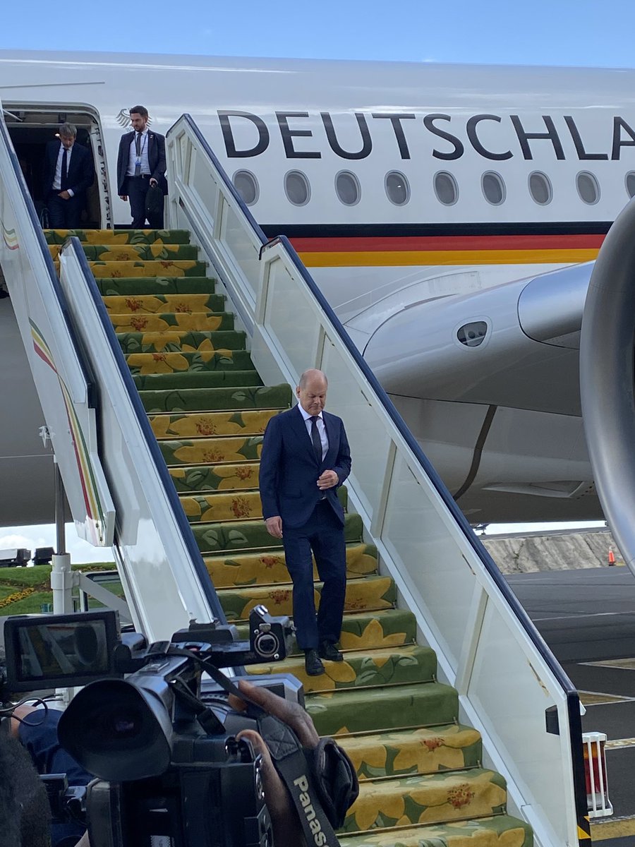 clekai's tweet photo. Ankunft von @Bundeskanzler Scholz in Äthiopien. Schwierige Ostafrika-Premiere: erst ein halbes Jahr Waffenstillstand in Äthiopien. Dazu jetzt noch der Sudan-Konflikt. Erster Stopp: Hauptsitz der AU in Addis Abeba.  Auf vermittelnder Mission. https://t.co/oJ7rtLb1aj