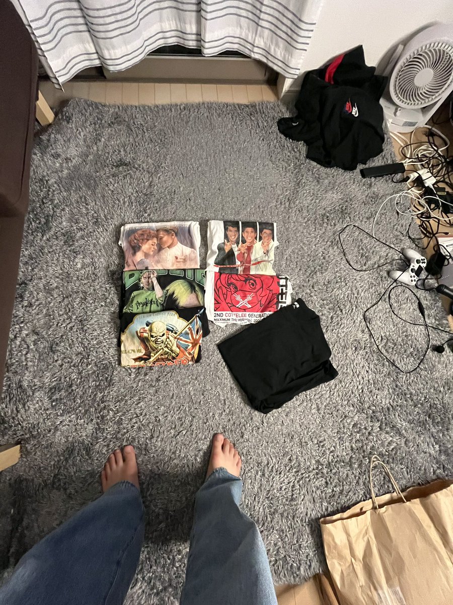 S9wV8's tweet photo. 今年の夏着たいtシャツ集まってきた

部屋が汚いのは置いといて、このリングライトの使い道だれか

#日常垢 
#お洒落さんと繋がりたい 
#日常垢さんと繋がりたい https://t.co/GIXXkM2V5e
