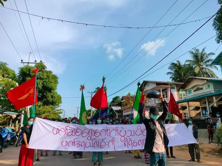 Led by Democracy Movement Strike Committee - Dawei (DDMSC), an anti-military protest was held in #Launglone township, Dawei District, on May 4 afternoon.

#HelpMyanmarIDPs
#2023May4Coup
#WhatsHappeningInMyanmar
