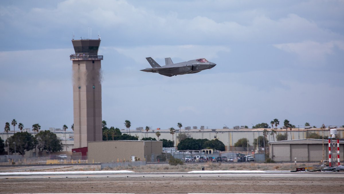 One of my favorite photos from the Yuma Airshow

#f35lightningii #f35 #F35A #aviation #avgeek #planespotting #planespotters #Yuma #Marine #mcasyuma #fighterjet