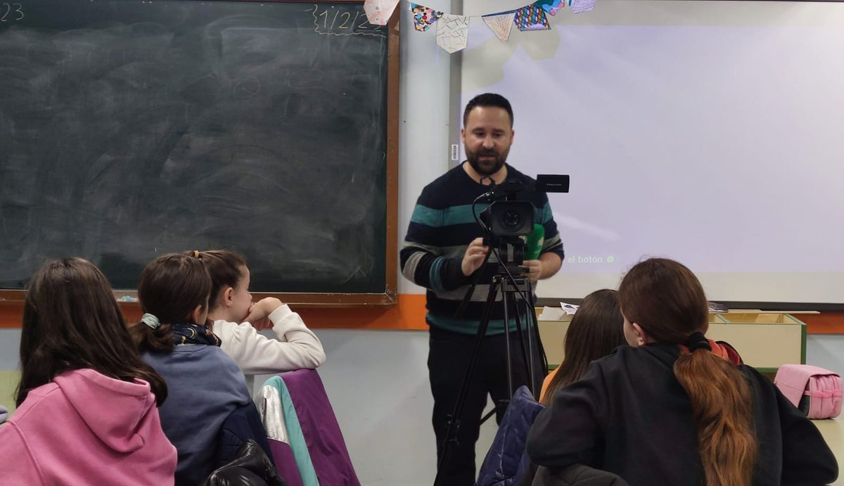 interseccions__'s tweet photo. 🎥 L'escola Ramon Llull ha creat una TV comunitària amb la implicació de la comunitat educativa.
👁️La proposta d'#Interseccions busca reflexionar sobre la identitat virtual i la narració mediàtica.📺
Voleu saber-ne més?
#CompartimInterseccions
👇
🗞️ https://t.co/jQQk0qm5nW https://t.co/tCctW35ltf