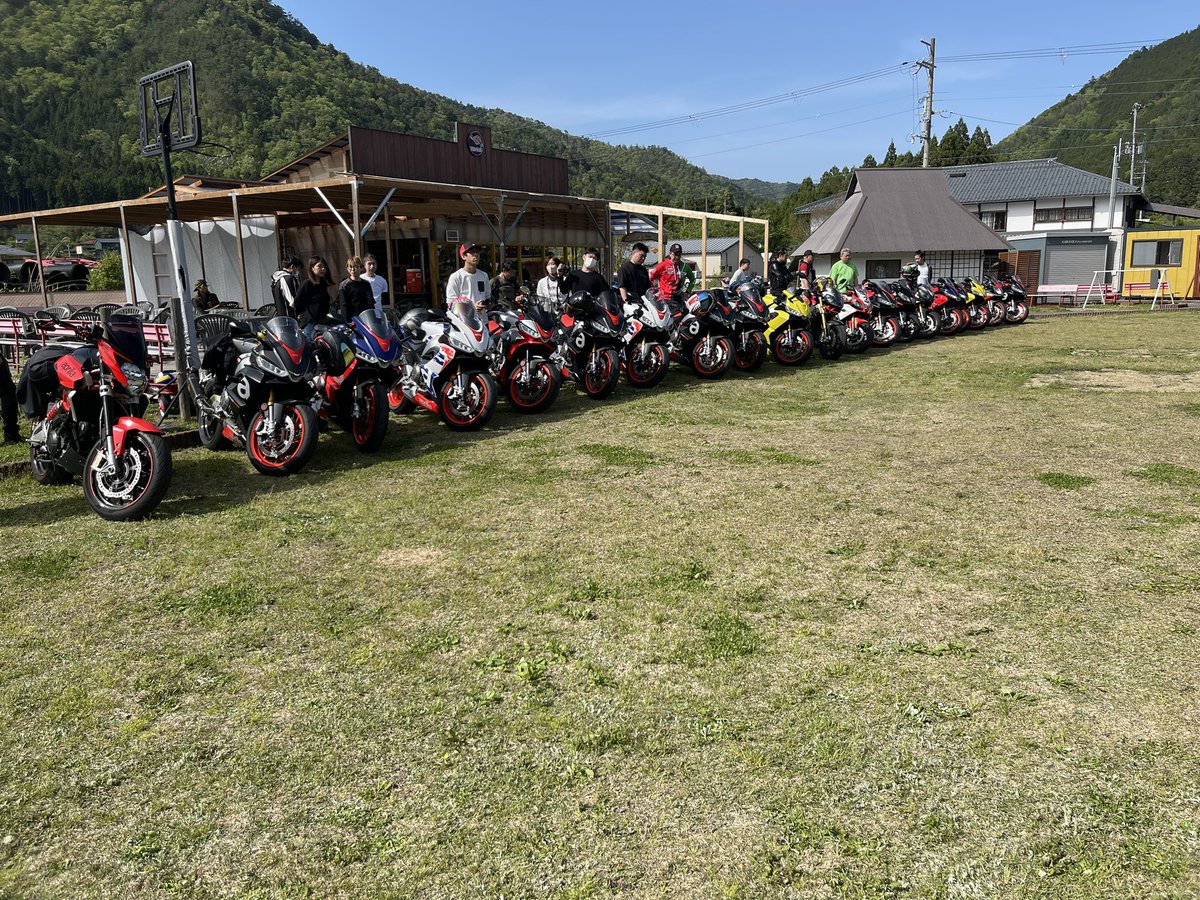 gou_rsv4's tweet photo. アプリリア達がザワザワザワザワザワ。

土日にアプリリアの車両を見る事自体が
レアなのに20台も集まるなんて、、

本当に関西では貴重な一日でした。
主催者様に感謝です。

#aprila
#rs660
#rsv4
#rsv4alitalia
#美山 
#zerobase https://t.co/isqCtiiKPv