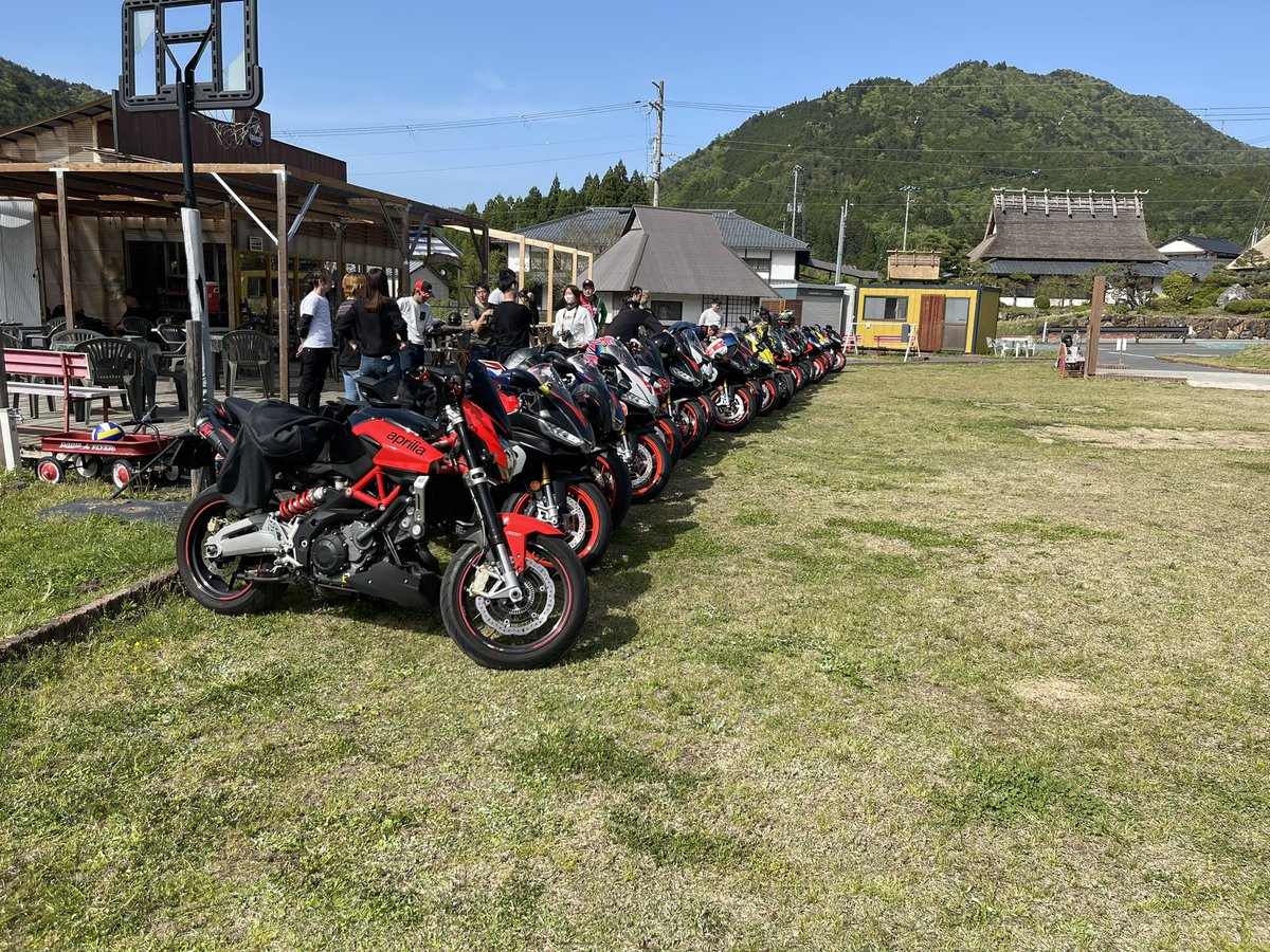 gou_rsv4's tweet photo. アプリリア達がザワザワザワザワザワ。

土日にアプリリアの車両を見る事自体が
レアなのに20台も集まるなんて、、

本当に関西では貴重な一日でした。
主催者様に感謝です。

#aprila
#rs660
#rsv4
#rsv4alitalia
#美山 
#zerobase https://t.co/isqCtiiKPv