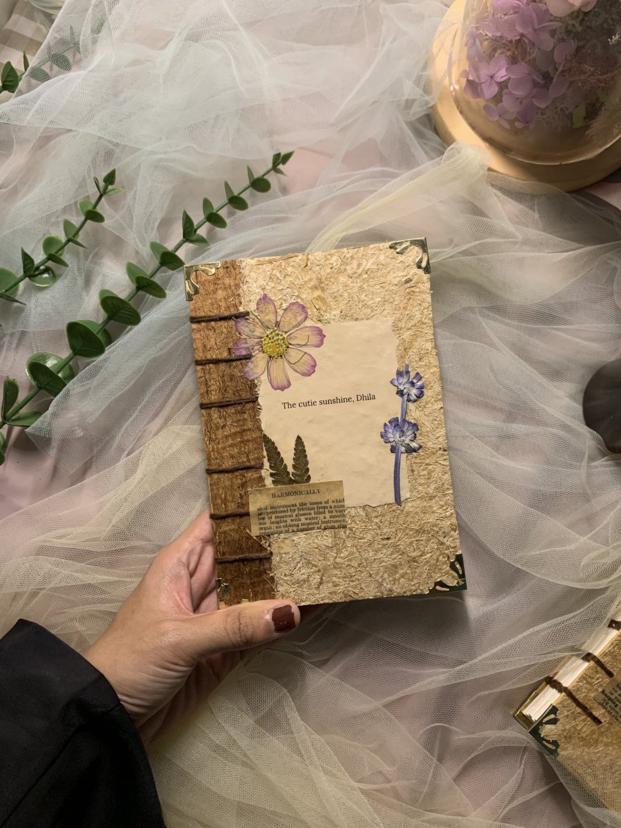 literarybase's tweet photo. Guys, cuman 69k uda dapat notebook cakep gini 🥹
Dalamnya blank pages, isi kertas novel/bookpaper dan isinya 200 halaman. Bisa custom tulisan di cover. Size A6 &amp; A5.

Cus kepoin IG and syupinya:
https://t.co/XT1ujm5mru
https://t.co/KwzJUeRojH https://t.co/IbxP7sUePU