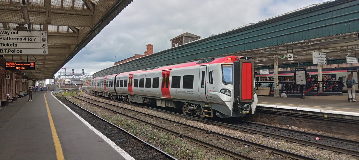 NotYOLOSmh's tweet image. 197042 at Shrewsbury on monday this week, assuming it was on test  

#Class197 @tfwrail