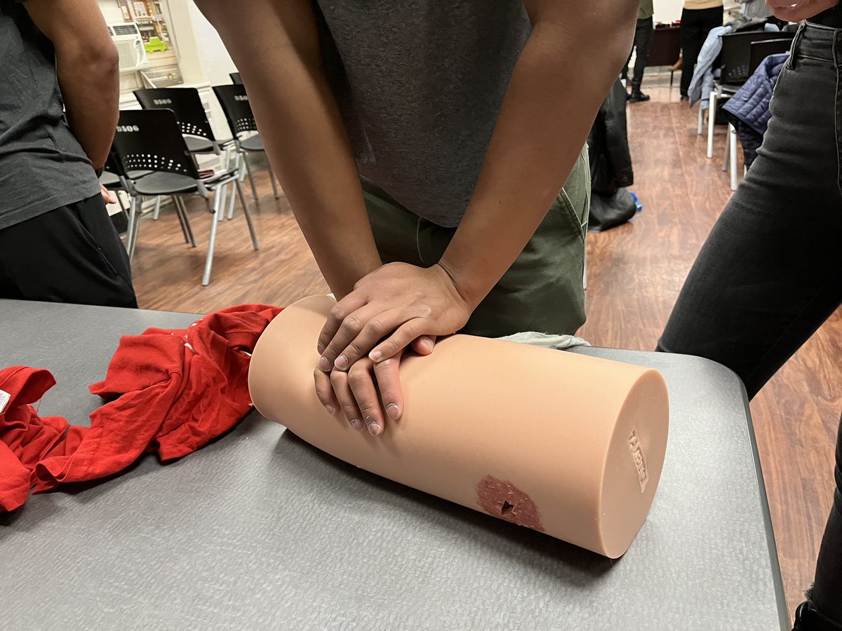 letstalkinjury's tweet image. This May is National STOP THE BLEED ® month! Did you know that an individual can bleed to death in as little as 5 mins? In critical bleeding incidents, every minute counts! The good news is, there are ways you can help. Visit stopthebleed.sunnybrook.ca to become certified! #NSTBM