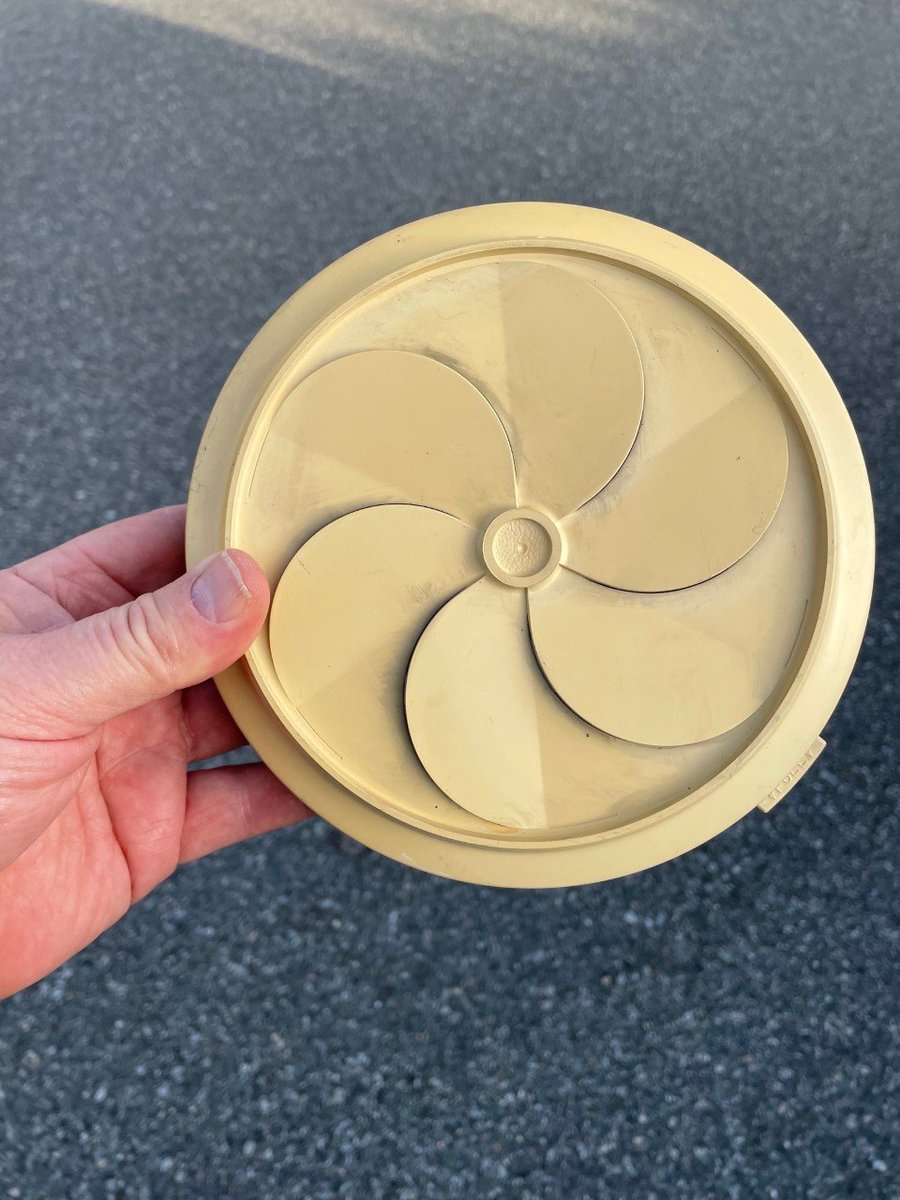 mcfrs's tweet photo. Let's play: "Guess the year"
  
2000? No way!
1990? Get serious!!
1980? Whaat? 

This Montgomery Ward Smoke Alarm was manufactured in 1974. It doesn’t even have a test button. That would make it: 49 years old!

@Maryland Law requires ALL smoke alarms to be LESS than 10 yrs @mcfrs https://t.co/mG2wJd04hC