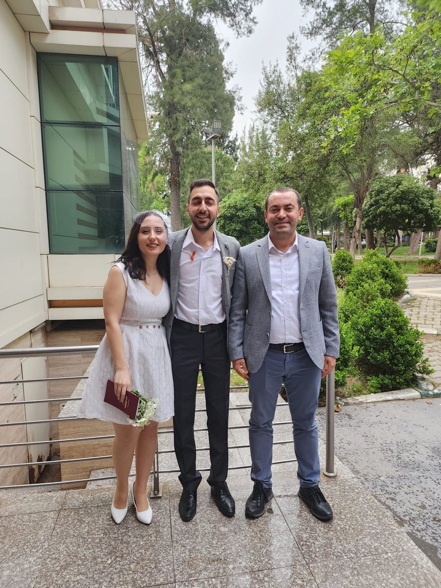 sedatkurt24's tweet photo. Yazar Gazetesi Yayın Koordinatörü mesai arkadaşımız kardeşimiz Tuğçe Sinem Çelik ve Polis Memuru Emre Gündüz kardeşimin nikah şahidi olarak, İzmir Bornova Evlendirme Dairesinde vazifemizi tamamladık. Çiftimize Allah ömür boyu mutluluklar nasip eylesin, hayırlı olsun inşallah. https://t.co/nL4adpUjPG