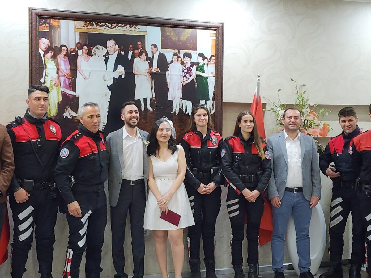 sedatkurt24's tweet photo. Yazar Gazetesi Yayın Koordinatörü mesai arkadaşımız kardeşimiz Tuğçe Sinem Çelik ve Polis Memuru Emre Gündüz kardeşimin nikah şahidi olarak, İzmir Bornova Evlendirme Dairesinde vazifemizi tamamladık. Çiftimize Allah ömür boyu mutluluklar nasip eylesin, hayırlı olsun inşallah. https://t.co/nL4adpUjPG