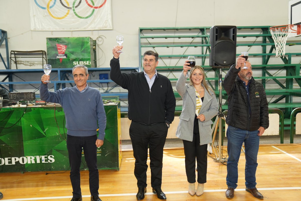 MuniJuninMdz's tweet photo. En el marco del Día del Trabajador el municipio destacó empleados que se jubilaron. Fue durante un almuerzo, en el que participó todo el personal municipal, el vicegobernador, Mario Abed; el intendente Héctor Ruiz, la reina departamental Johanna Vucevic y funcionarios. https://t.co/Qh4S6K3uP6
