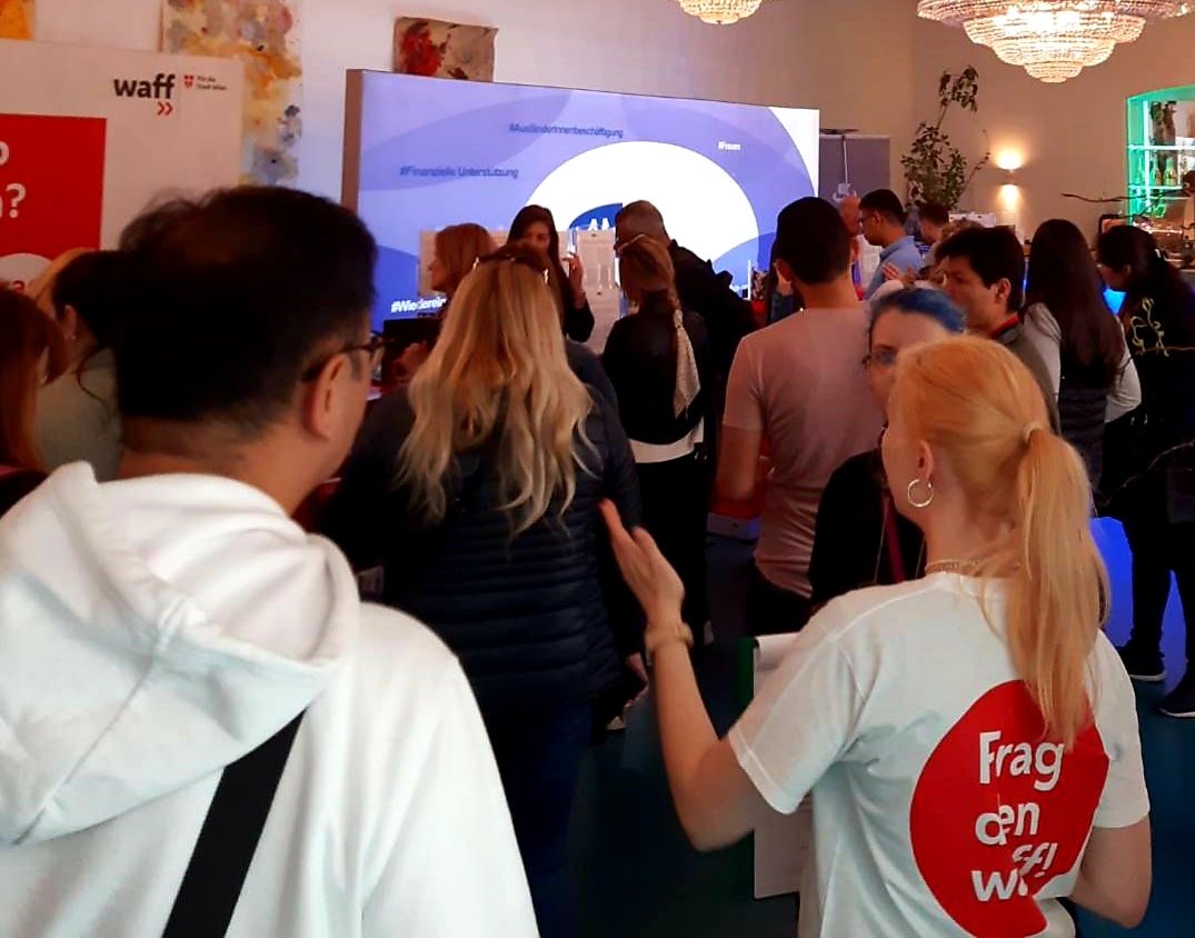 Nicht nur „Frag den waff“ heißt es im Lorely-Saal in Penzing. Hunderte Wiener*innen, die am Einstieg in die Pflege interessiert sind, informieren sich gerade bei der ⁦<a href="/VolkshilfeWien/">Volkshilfe Wien</a>⁩, dem ⁦<a href="/wiengesundheit/">Wiener Gesundheitsverbund</a>⁩, dem ⁦<a href="/ams_wien/">AMS Wien</a>⁩  und vielen weiteren.