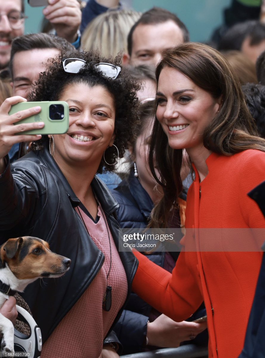Big crowds as The Prince and Princess of Wales visit The Dog and Duck Pub in Soho today 🇬🇧
