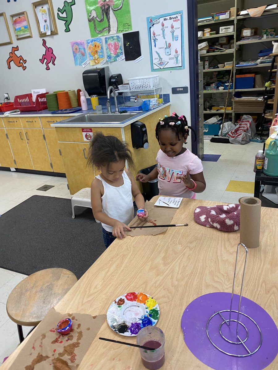 MiragliuoloArt's tweet photo. @Kingswoodbuzz @KingswoodPTA Kindergartners painting 🎨 their pinch pots! https://t.co/1fqvKjWaWX