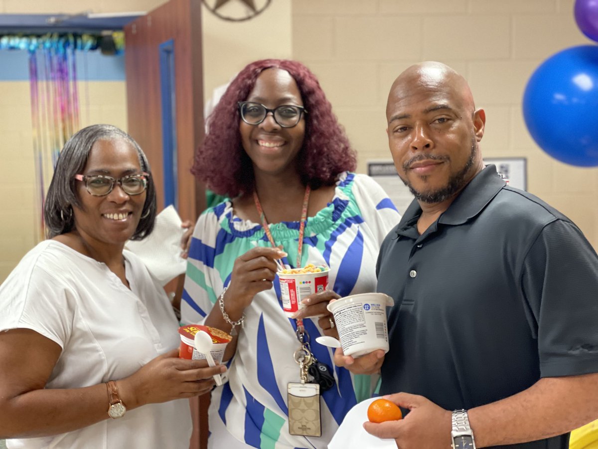 MajorElementary's tweet photo. When you catch one of your favorite custodians bringing in the joy this morning for Teacherโs Appreciation! #MajorAllStars https://t.co/Ukz8jZNkx9