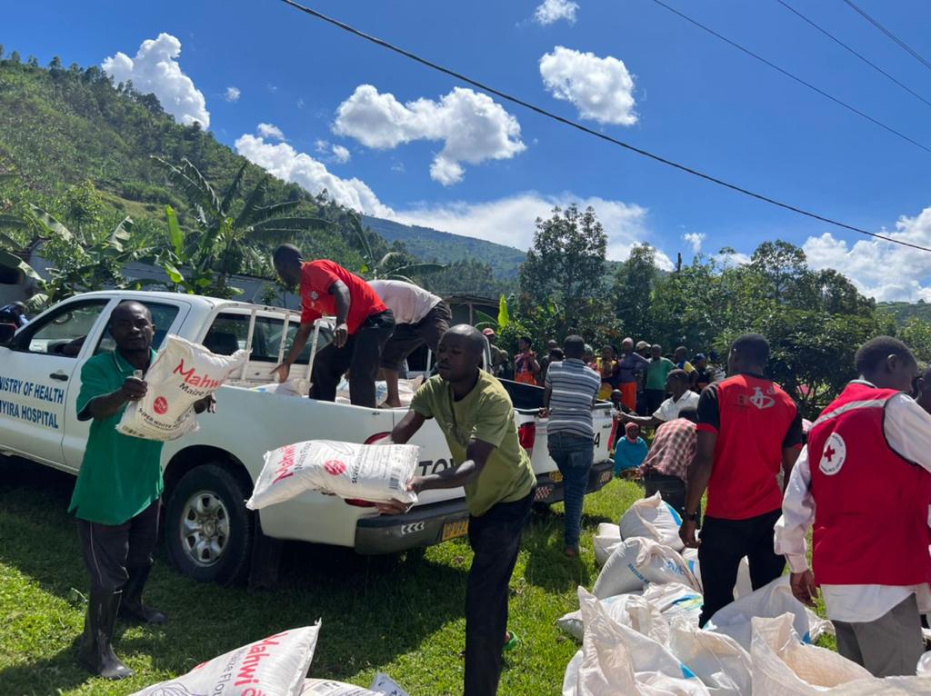MusanzeRadio's tweet photo. #Nyabihu
Muri aya masaha, mu murenge wa #Shyira hagiye kubera igikorwa cyo guha ubufasha imwe mu miryango yagizweho ingaruka n'ibiza by'imvura. Barahabwa ibiribwa, ibiryamirwa n'ibikoresho by'isuku birimo matela, uburingiti, amavuta yo kwisiga, colgate, amasafuriya, imikeka etc.. https://t.co/e8pklbbKof