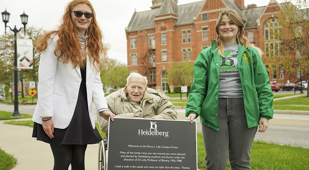 Heidelberg observed Arbor Day Wednesday by planting a Sugar Maple tree to recognize Professor Emeritus Dr. Percy Lilly, who directed the planting of many species of trees during his tenure (1956-88). The Percy Lilly Tree Forest is named in his honor.
heidelberg.edu/news/2023/a-tr…