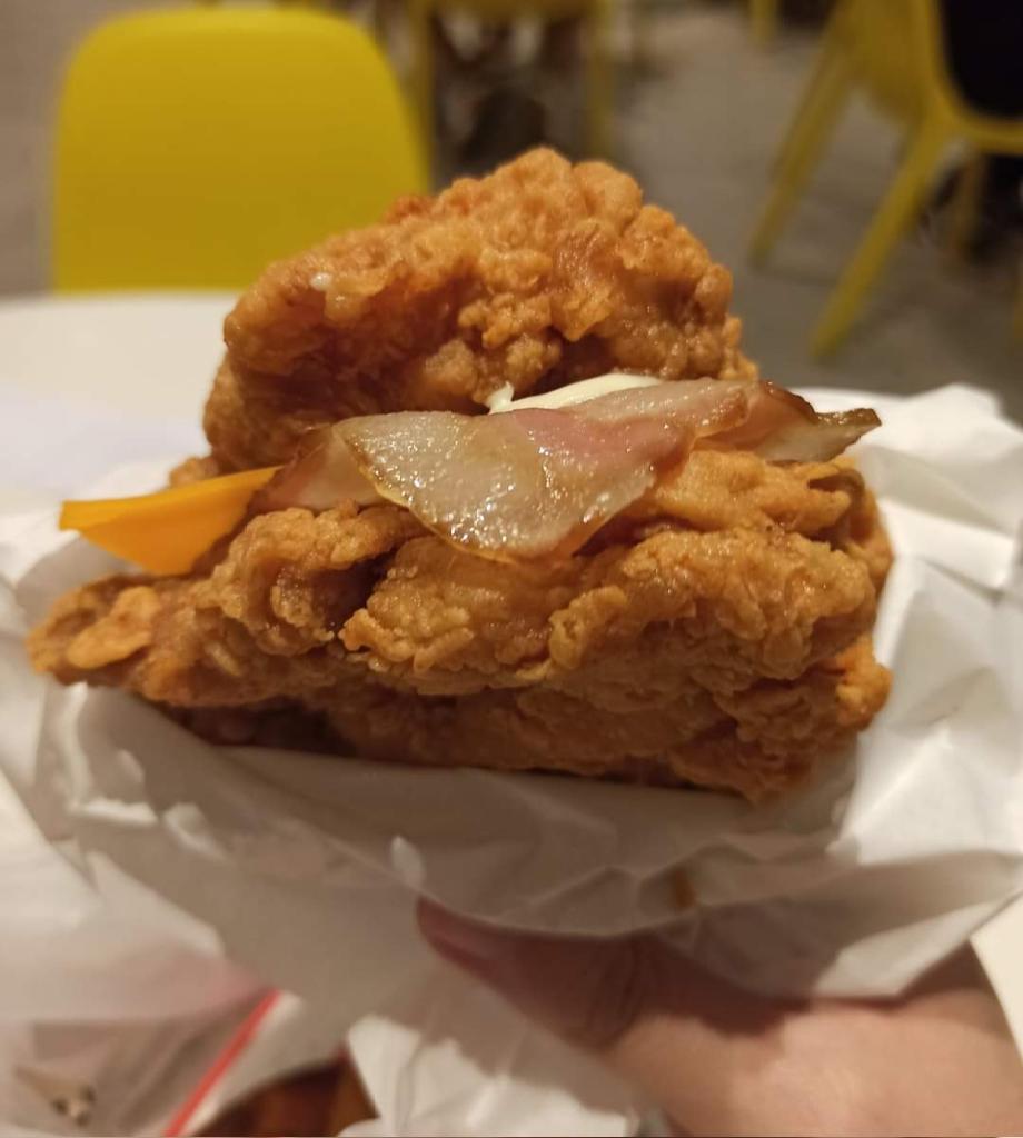 templesfugit's tweet image. The relaunched KFC Zinger Double Down. Look at the size of this delicious-looking thing. 😋

#DoubleDown #KFCPhilippines #TruthInAdvertising