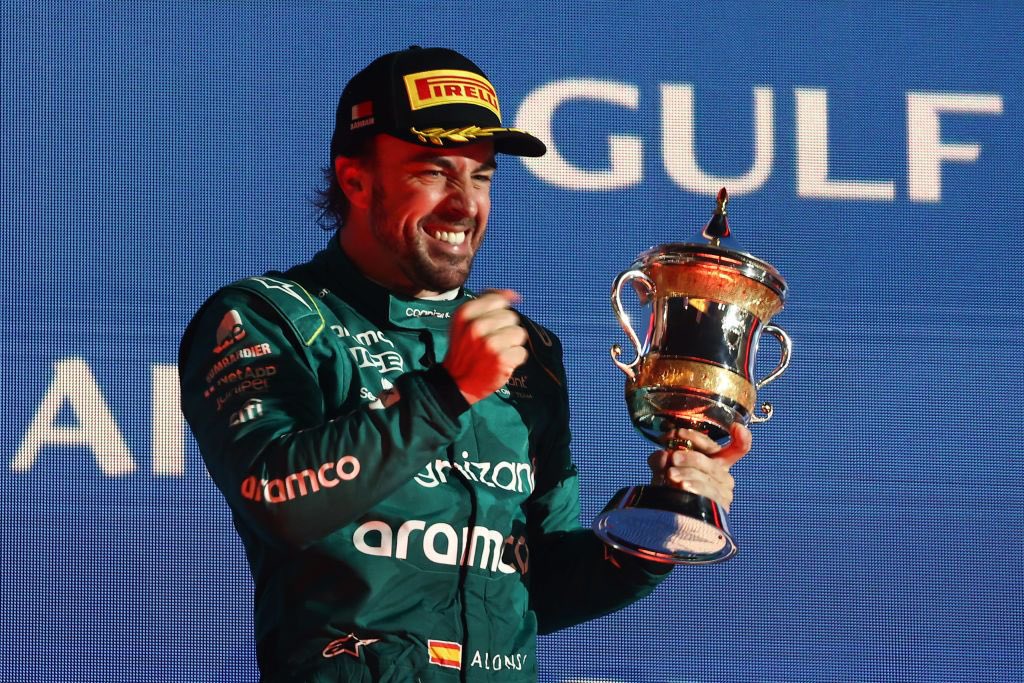 Colmenero's tweet photo. ¿Que prefieres? 
❤️ 33 minutos con Ester Expósito.
RT la 33 de Fernando Alonso. 
#MiamiGP https://t.co/Tschq3IXbr