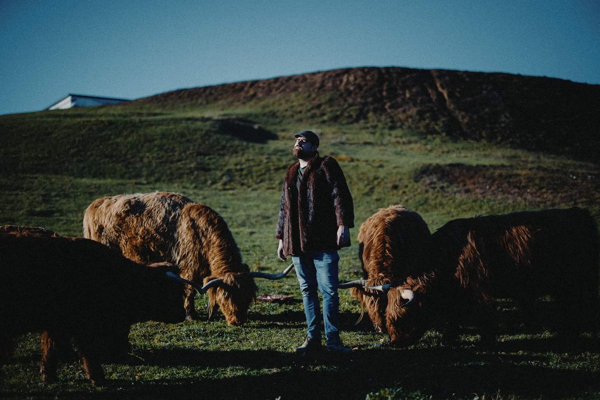 [Zaslišanje!] Wookie the Huge  je glasbeni projekt slovensko-irskega kantavtorja Rory-ja Hughes-a. Tukaj je drugi singl Spinning z dolgometražca z naslovom 8 Years Of Bedroom Lullabies, ki ga je ustvarjal dolgih trinajst let.

Pogovarjala se je <a href="/alivea/">Živa</a> 

bit.ly/44sv6FQ