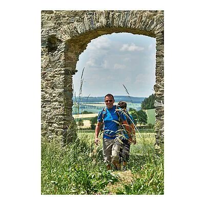 VisitFranconia's tweet photo. Im #Frankenwald gibt es zahlreiche Gelegenheiten für einen naturreichen #Wandertrip. Das „Drehkreuz des Wanderns“ in #Untereichenstein bei #Issigau ist der #Startpunkt für gleich fünf überregional beliebte #Fernwanderwege.
#VisitFranconia #Wandern
https://t.co/9VwagJW6V9 https://t.co/GmbRbyNBbO