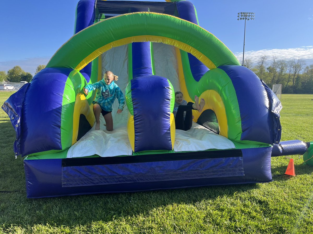 Celebrating HOPE Week and the end of testing with some fun outside!  Thanks to <a href="/FrietchBrittney/">BF Realty</a> for helping us make this happen for our Tigers! <a href="/LIS_MrHart/">John Hart</a> #beLOVEland