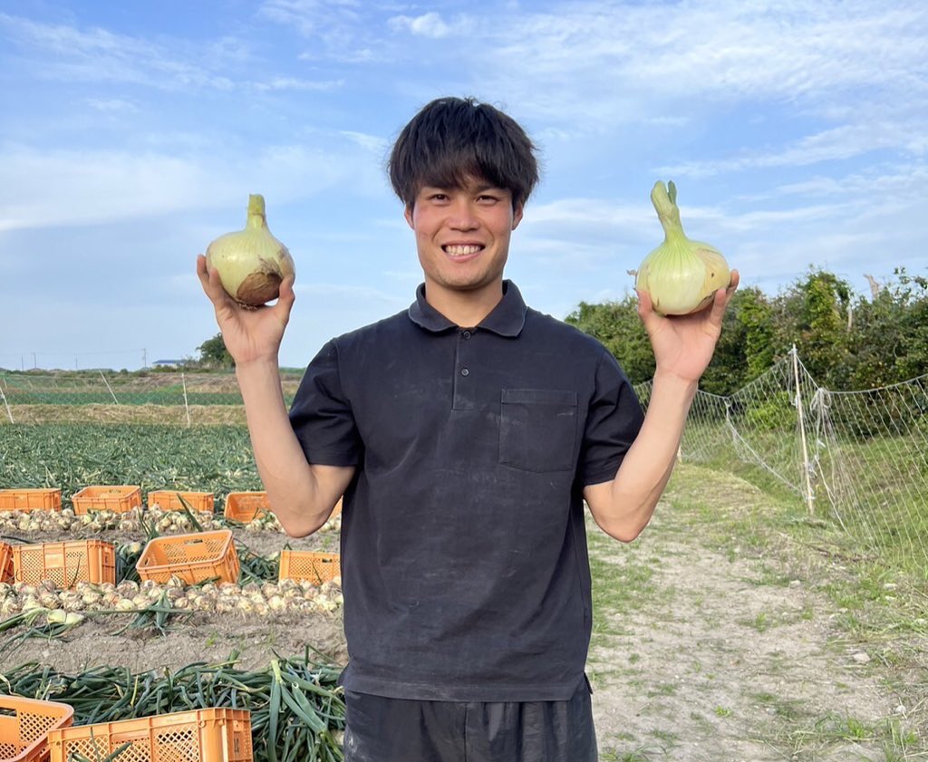 YCH_66's tweet photo. 昨日、今日と成井さんのちの新たまねぎの収穫のお手伝いをさせていただきました！
めちゃめちゃ大きいたまねぎに興奮してました笑
とても美味しいのでぜひ皆さん食べてみてください！🧅

#淡路島
#成井さんちの完熟たまねぎ
#FCAWJ https://t.co/A6G8ZfkfLp