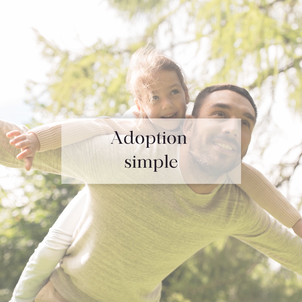 ✅ L'adoption simple 

L'adoption simple crée un lien de filiation entre l'enfant adopté et la famille adoptive, mais ne rompt pas le lien de filiation avec la famille biologique. L'enfant conserve donc ses droits de succession dans sa famille biologique.