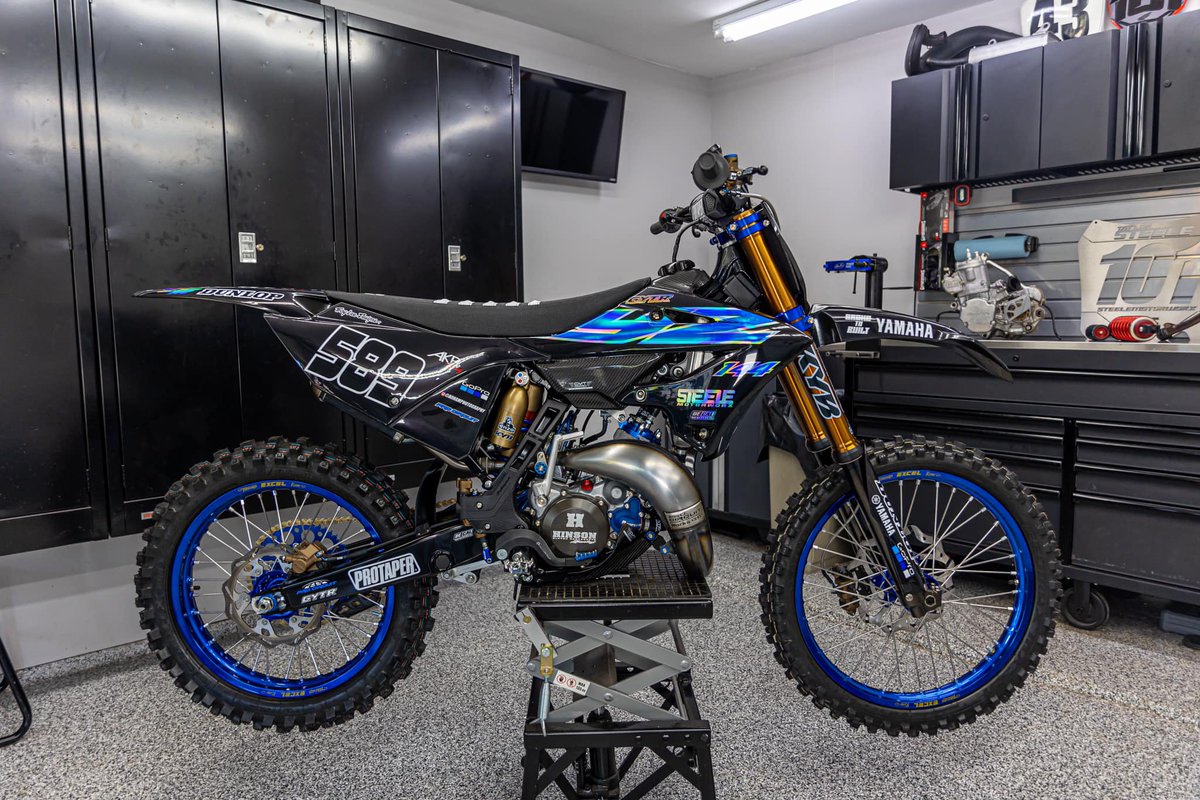 DeCalWorks's tweet photo. Holographic base graphics by DeCal Works
Graphics | Plastics | Seat Covers
#mxplastics #decalmx #decalworks https://t.co/yMU2Scg1nH