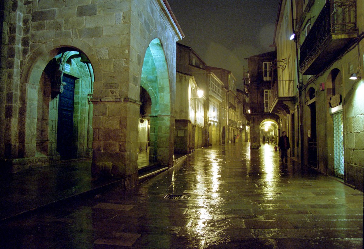 PazodeRaxoi's tweet photo. 🚶‍♀️🚶O Concello ofrece un paseo nocturno pola cidade no marco do programa #Slowlight para entender o impacto da iluminación na paisaxe nocturna de Santiago💡💡

🗓️ 15 MAI - 21:30 h 
+info e inscrición👉https://t.co/CbEZm5IvBs

#DIL2023 https://t.co/AfAsq0Bvqn