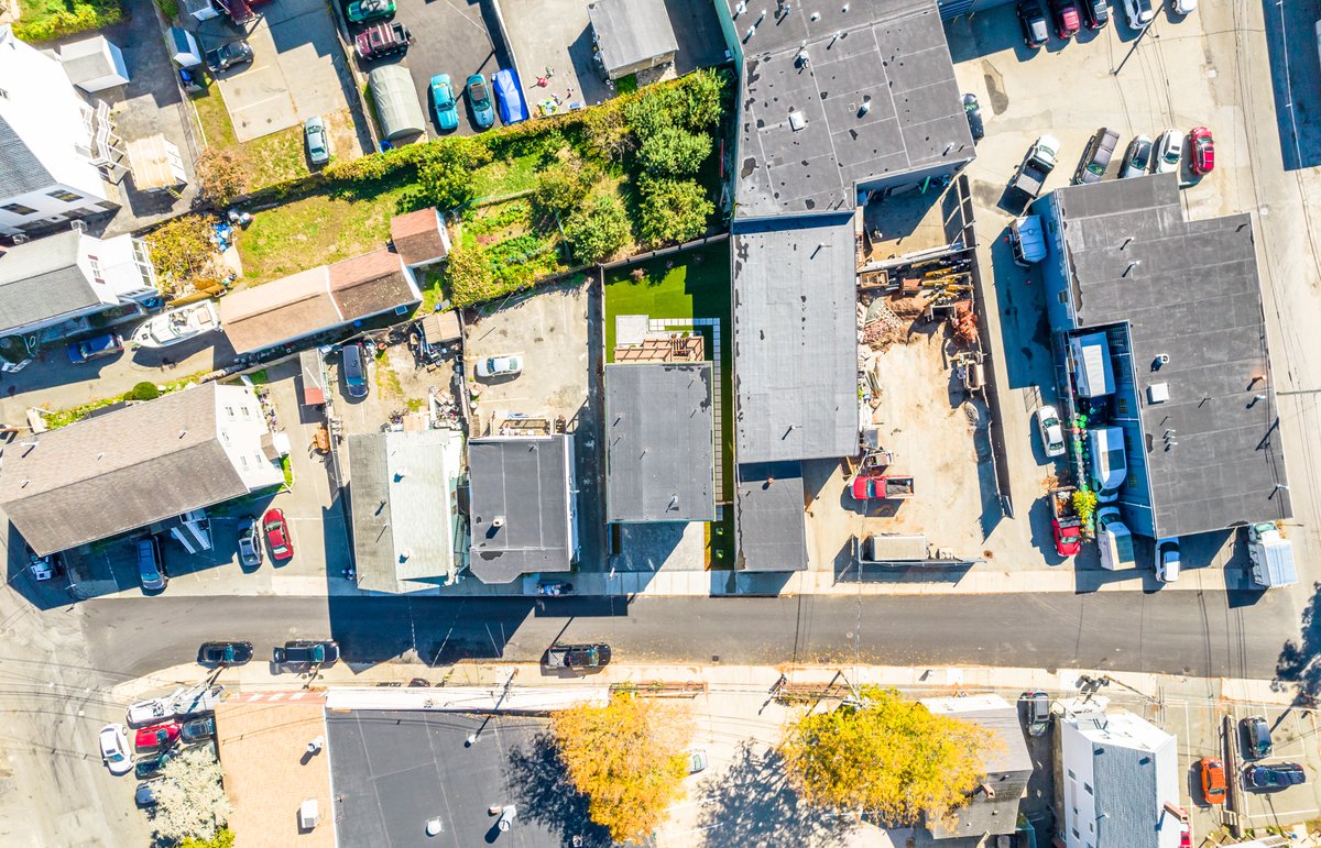 Flow_Design_'s tweet image. FlowSpotlight: 
We were commissioned to design a two-family dwelling on an empty lot that required both zoning and conservation approvals. The former design was too typical, but we were up for the challenge. It took us 3 years to complete the project, but the result was worth it.