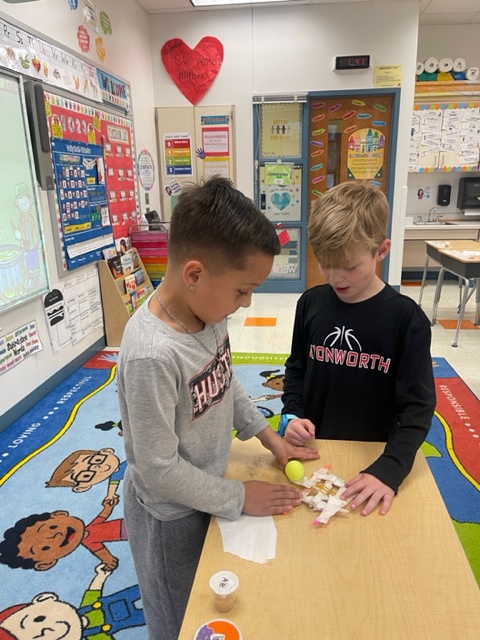 Avonworthschool's tweet image. 2nd grade participated in RemakeLearningDays, Catapult Challenge!  The class met virtually with first grade students at Cambria Elementary.  The students loved working together to create a catapult and showing their virtual friends how it worked.

#RemakeLearning #RemakeDays