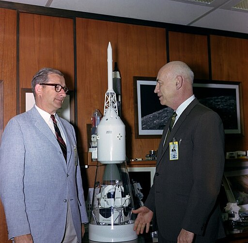 PurduePress's tweet photo. Thomas O. Paine died #OTD in 1992. On Paine's watch, 7 Apollo flights orbited Earth, 5 reached the moon, & Apollo 11 completed the 1st crewed lunar landing. #ReadUP with PIERCING THE HORIZON. @NASAhistory #SpaceHistory #SpaceAndFlight
https://t.co/UozxCdUl8t https://t.co/pXiyMdIcGv