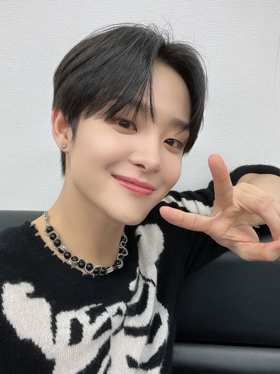 [ #지훈 WEVERSE ] 230504 #JIHOON post 🌟

🐶: The 4 days high touch event was fun❗️it's so great to see teume's smile in person❗️next time I want to meet teume who couldn't come to the high touch event this time. thank you ++

#TREASURE #트레저 #トレジャー <a href="/treasuremembers/">TREASURE</a>
