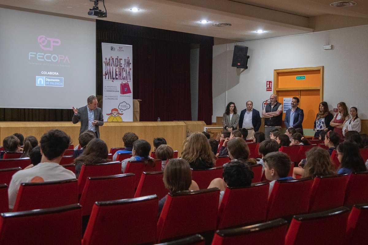 CsPalenciaCiud's tweet photo. Ayer nuestro concejal @ujrevilla tuvo el placer de participar en la iniciativa de #fecopa que pretende conectar al tejido comercial de #Palencia con los más jóvenes a través de la concienciación y sensibilización en la importancia del consumo en el comercio local 💪🍊 https://t.co/rR76tfkIWk