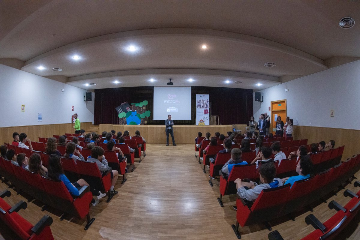 CsPalenciaCiud's tweet photo. Ayer nuestro concejal @ujrevilla tuvo el placer de participar en la iniciativa de #fecopa que pretende conectar al tejido comercial de #Palencia con los más jóvenes a través de la concienciación y sensibilización en la importancia del consumo en el comercio local 💪🍊 https://t.co/rR76tfkIWk